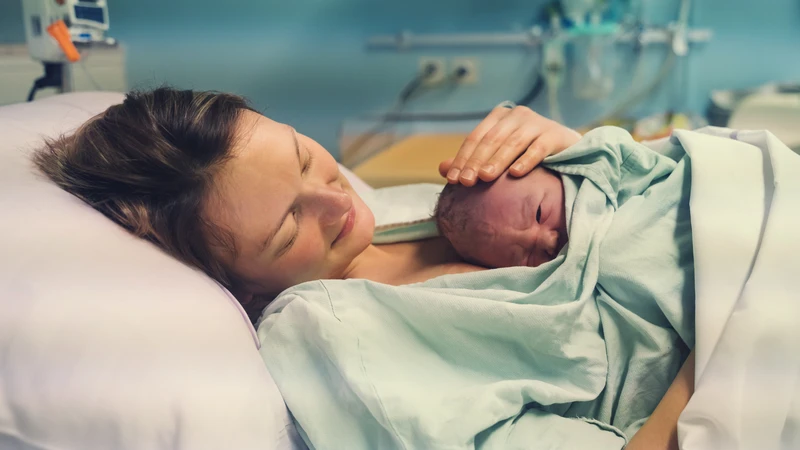 Khi trẻ đủ ổn định, cha mẹ nên thực hiện ôm da kề da để giúp giữ ấm