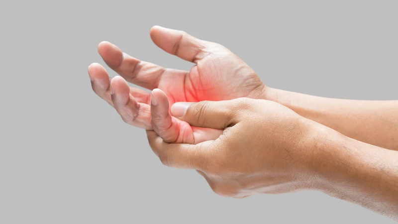 Tê bì đầu ngón tay là triệu chứng thường gặp, cảnh báo tình trạng hạ canxi máu cấp