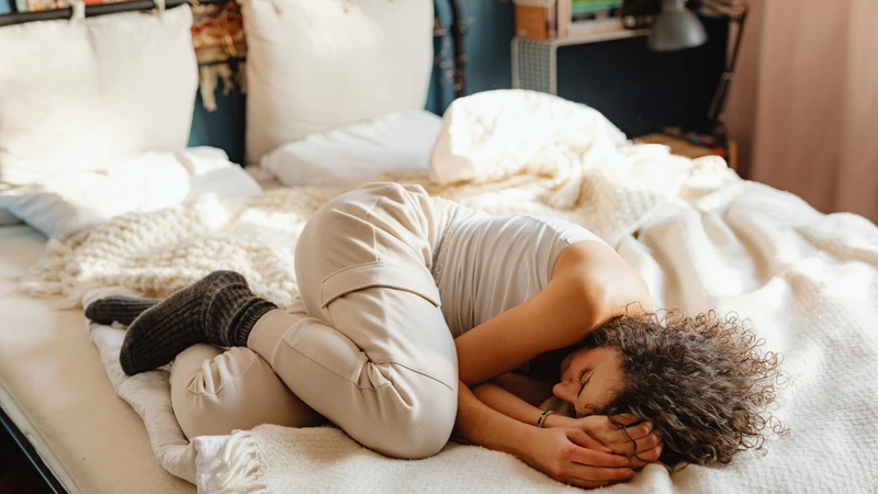 Tư thế nằm nghiêng giúp chất nôn thoát ra ngoài, hạn chế nguy cơ tắc nghẽn đường thở