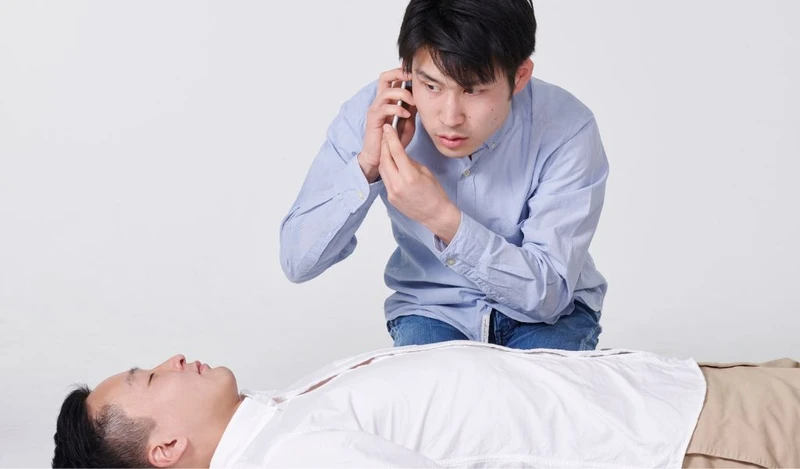 Sơ cứu người bị ngất xỉu đúng cách cần lưu ý những gì? 3