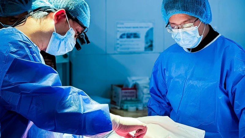 Điều trị sốc tim tập trung vào việc tái thông mạch vành