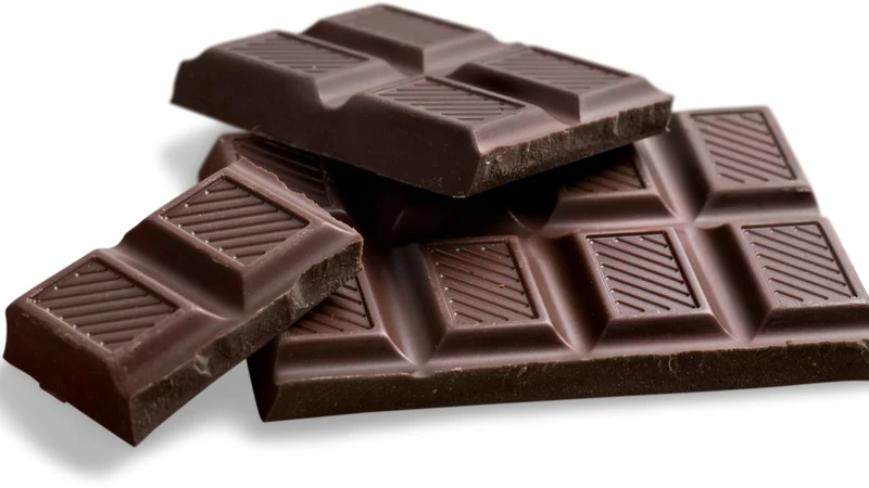 Socola đen là một loại thực phẩm được chế biến chủ yếu từ hạt cacao nghiền mịn, bơ cacao và một lượng đường rất nhỏ