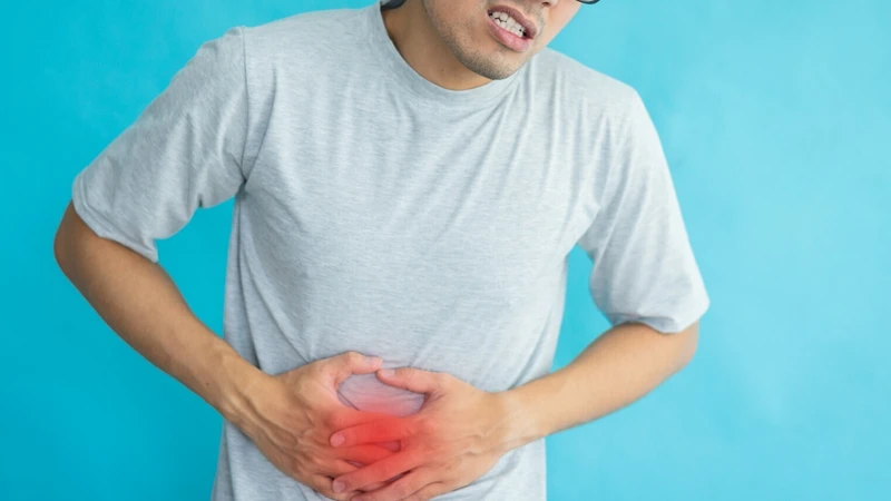 Cơn đau quặn từng lúc khi sỏi di chuyển là biểu hiện thường gặp khi bị sỏi bàng quang