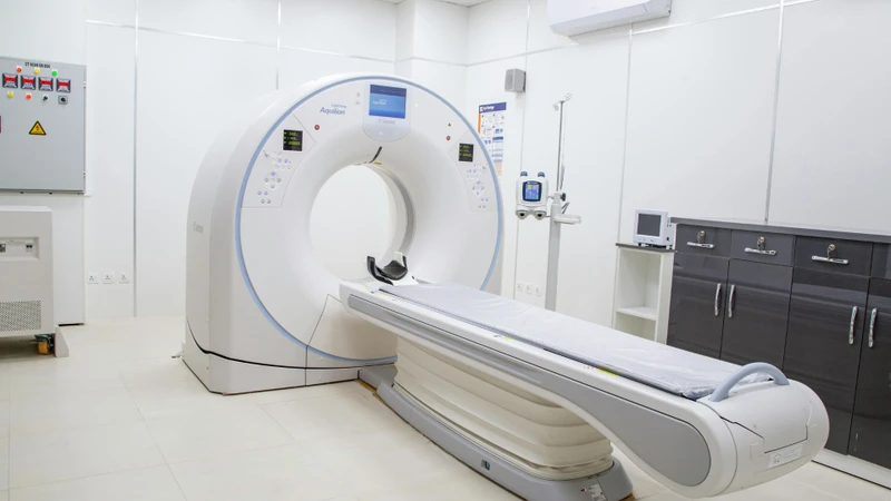Chụp CT bụng có thể giúp phát hiện sỏi bùn túi mật và đánh giá chi tiết hơn các biến chứng