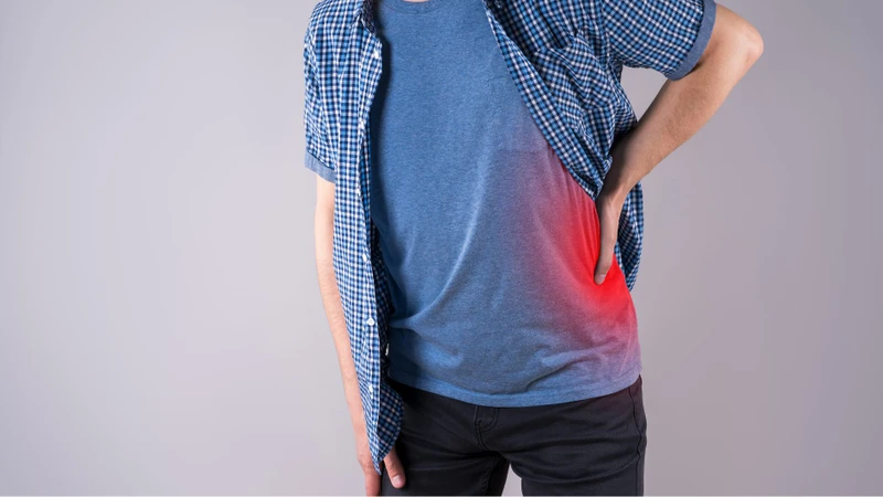 Sỏi mật gây đau lưng thường khởi phát ở hạ sườn phải rồi lan ra sau lưng