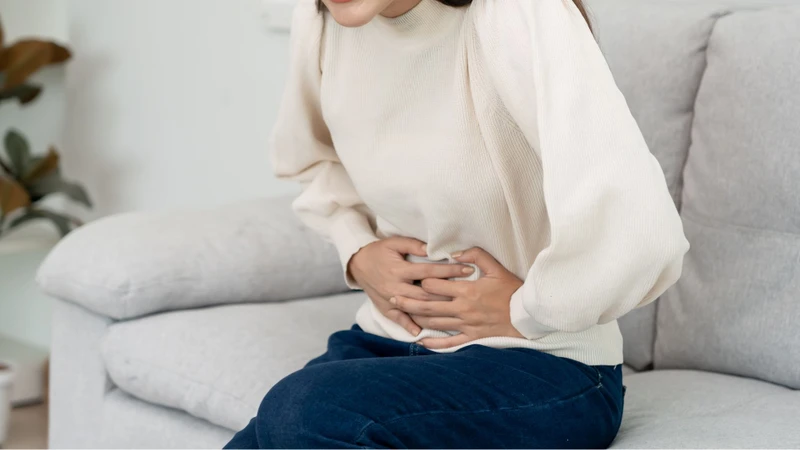 Sỏi mật gây tắc ruột thường dẫn đến cơn đau bụng dữ dội