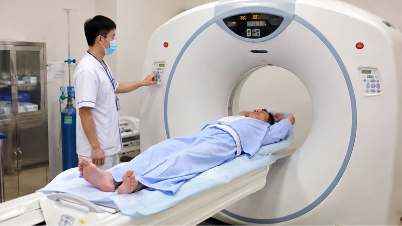 Chụp CT bụng giúp xác định vị trí sỏi và mức độ tắc ruột