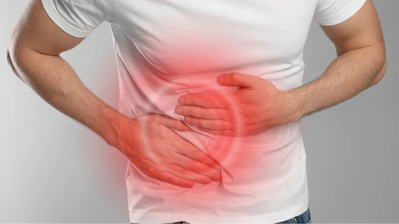 Đau hạ sườn phải là triệu chứng điển hình thường gặp ở người mắc sỏi mật