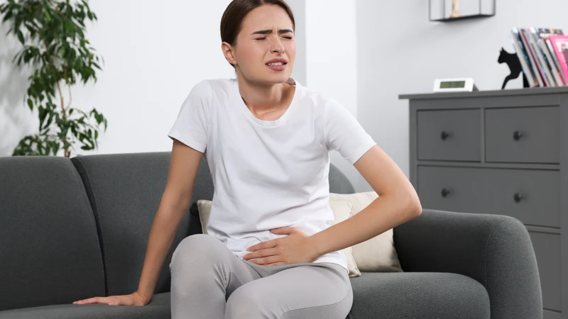Triệu chứng của sỏi thận san hô là đau vùng hông và lưng