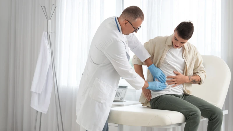 Thăm khám định kỳ giúp phát hiện sớm những viên sỏi nhỏ trước khi gây tiểu máu