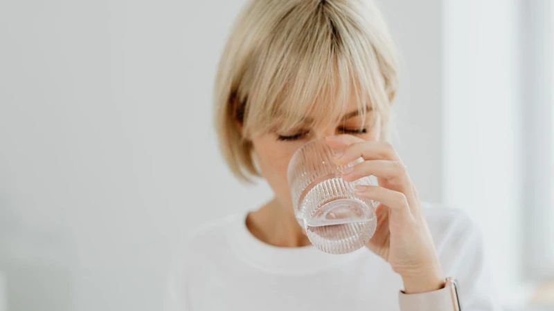 Uống ít nước làm tăng nguy cơ mắc sỏi đường tiết niệu