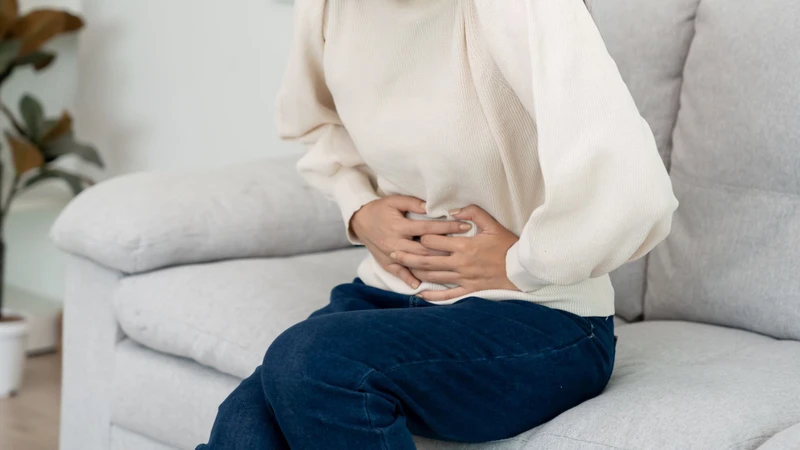 Sỏi cản trở dòng chảy của dịch mật, gây các cơn đau dữ dội ở vùng hạ sườn phải