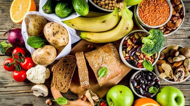 Ưu tiên rau xanh, trái cây, ngũ cốc nguyên hạt và thực phẩm giàu chất xơ