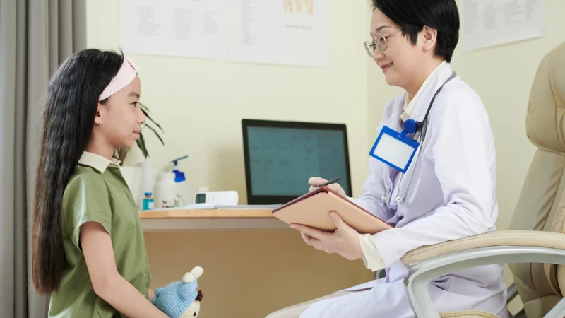 Khi trẻ có dấu hiệu bất thường, phụ huynh nên đưa trẻ đi khám bác sĩ