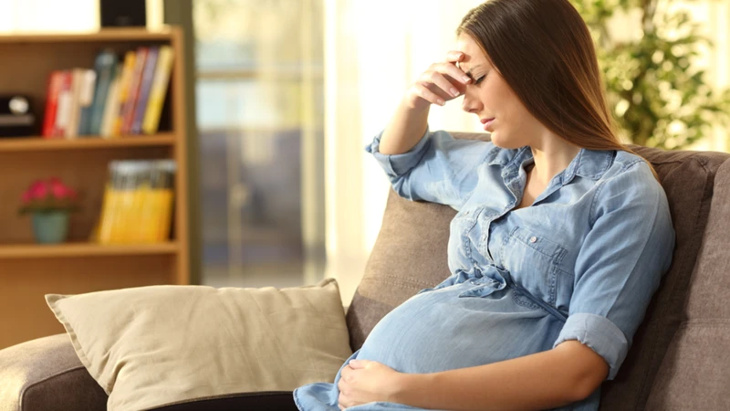 Áp lực tâm lý cũng là yếu tố không nhỏ khi mẹ biết mình thuộc nhóm thai kỳ song thai 1 túi ối có nguy cơ cao