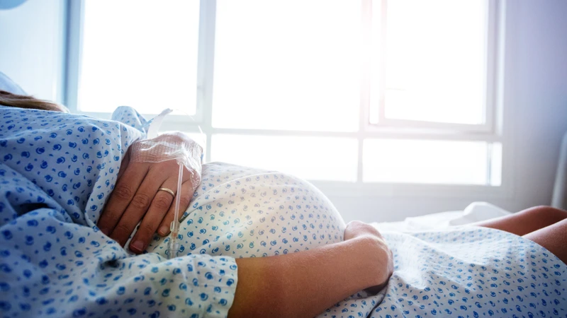 Mẹ bầu nên cảnh giác với các dấu hiệu cảnh báo nguy hiểm, phát hiện và nhập viện kịp thời để giảm thiểu các rủi ro cho mẹ và hai bé