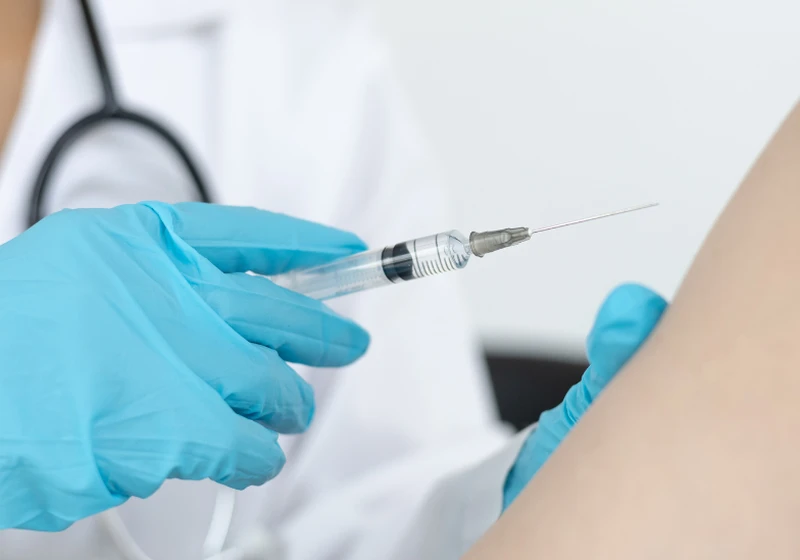 Sốt 37,5 độ kéo dài ở người lớn: Những điều bạn không nên chủ quan 4