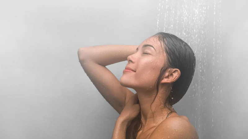 Sốt siêu vi có được tắm không? Hướng dẫn chăm sóc bệnh nhân sốt siêu vi đúng cách 2
