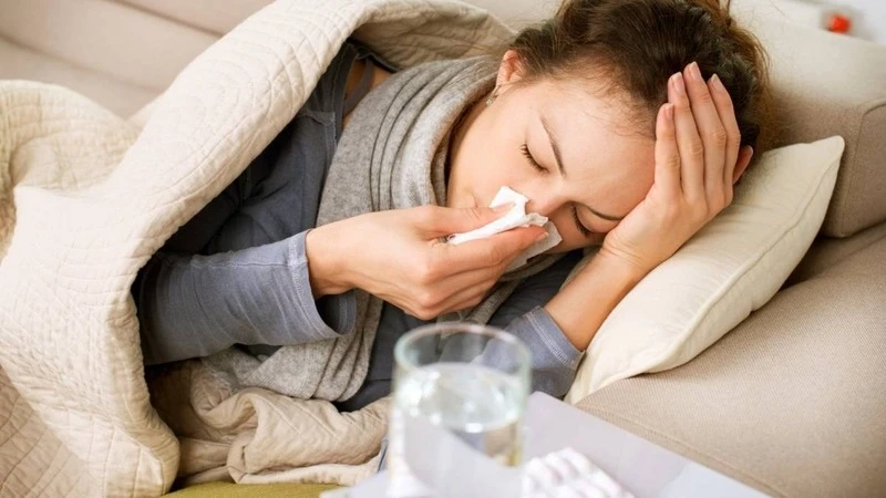 Các triệu chứng sốt về chiều thường gặp ở người lớn