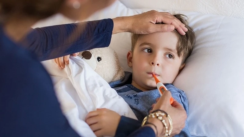 Trẻ bị sốt về chiều có thân nhiệt tăng cao bất thường