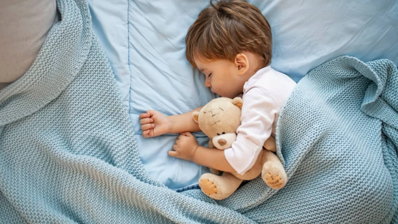 Bảo vệ trẻ khỏi muỗi bằng quần áo dài tay, ngủ trong màn và dùng sản phẩm chống muỗi phù hợp