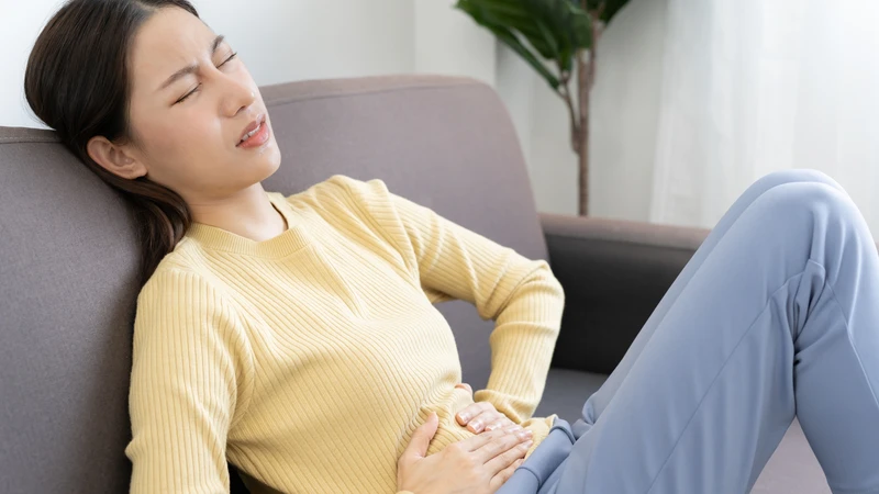 Đau bụng và nôn nhiều sau hạ sốt là dấu hiệu cần cảnh giác
