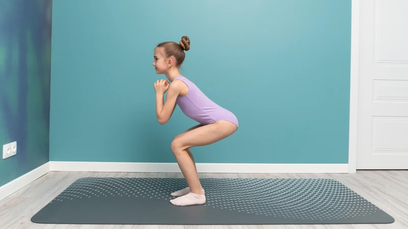 Squat không phải là phương pháp trực tiếp làm tăng chiều cao, nhưng có thể đóng vai trò hỗ trợ trong giai đoạn cơ thể còn phát triển