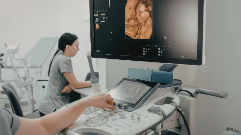 Siêu âm đầu dò là sử dụng một đầu dò nhỏ, dài đưa trực tiếp vào âm đạo để quan sát các cơ quan bên trong