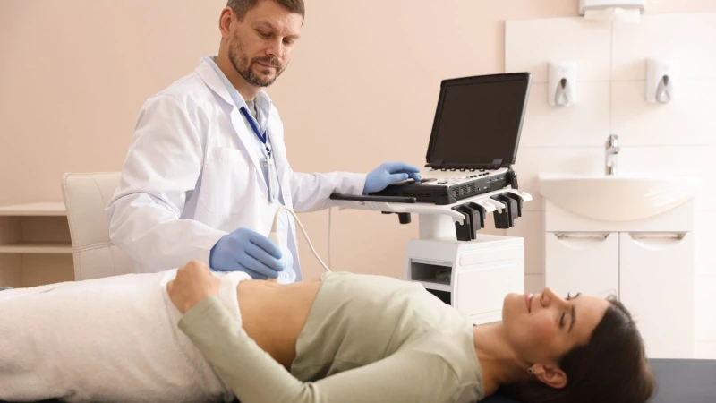 Siêu âm bụng có thể bị ảnh hưởng bởi lớp mỡ bụng khiến hình ảnh đôi khi không rõ bằng.