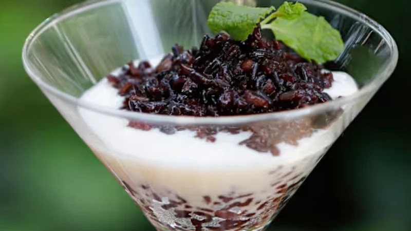 Nếu ăn đúng khẩu phần khoảng một ly mỗi ngày trong khuôn khổ chế độ ăn cân bằng, sữa chua nếp cẩm không gây tăng cân