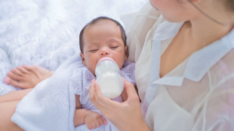 Để đảm bảo an toàn dinh dưỡng cho trẻ, bố mẹ cần bỏ lượng sữa dư thừa sau khi trẻ bú