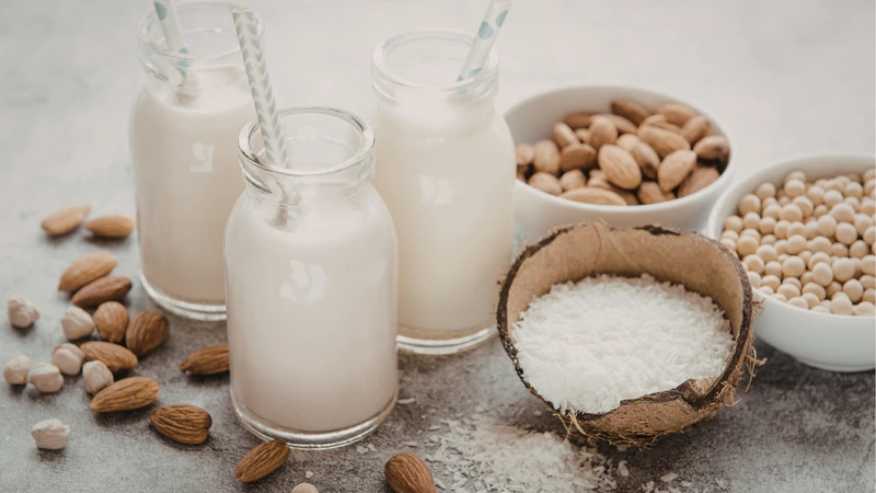 Bé dị ứng đạm bò có thể uống sữa hạt, nhưng cần cân nhắc theo từng độ tuổi