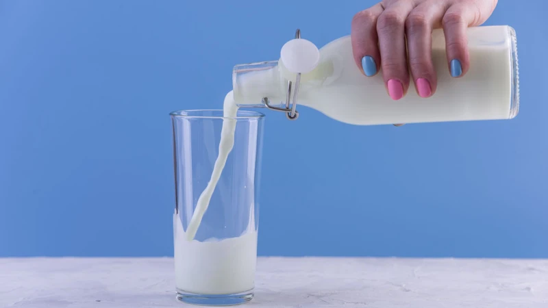 Bạn nên bổ sung 300 - 500ml sữa không đường mỗi ngày để hỗ trợ duy trì sức khỏe lâu dài