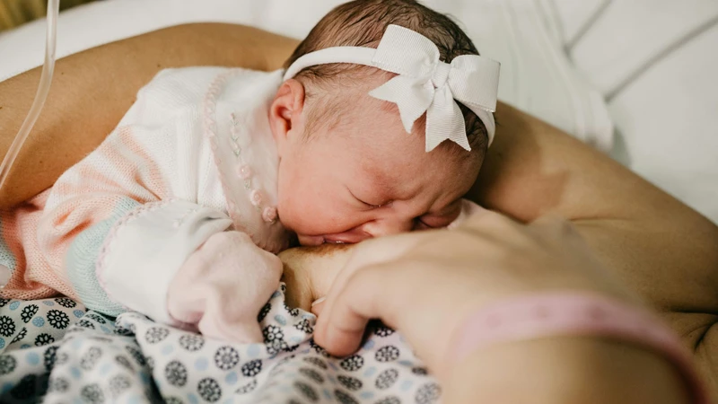 Sữa mẹ bé bú còn dư để được bao lâu và cách bảo quản sữa mẹ khi con bú dư 2