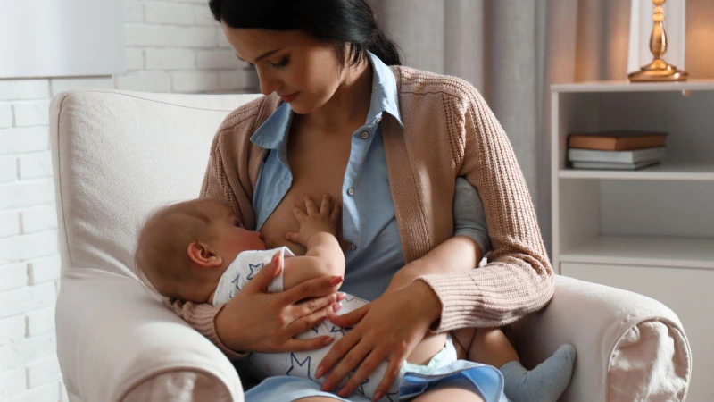 Mẹ có thể cải thiện hương vị sữa bằng cách ăn uống lành mạnh, uống đủ nước, tránh thực phẩm gây mùi