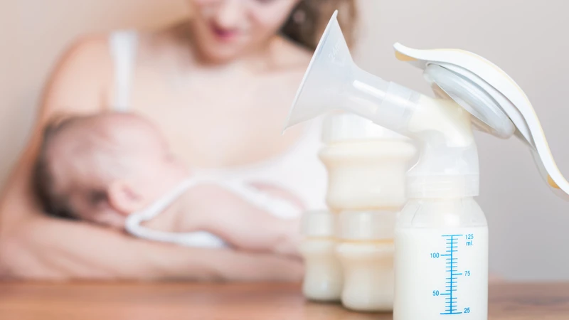 Cho trẻ bú mẹ đúng cách giúp phát huy tối đa lợi ích miễn dịch