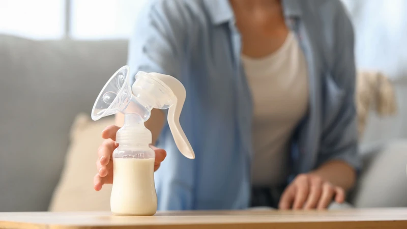 Không nên cho trực tiếp sữa mẹ mới vắt còn ấm vào phần sữa đã được làm lạnh hoặc trữ đông