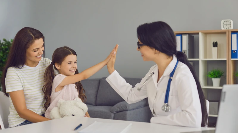 Trẻ cần được thăm khám nếu da rỉ dịch, đau hoặc tổn thương lan rộng
