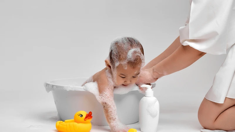 Làm sạch nhẹ nhàng giúp hạn chế tình trạng da bé bị khô căng sau tắm