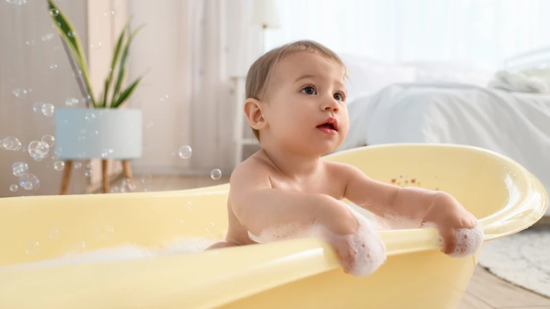 Tắm bằng nước ấm và thao tác nhẹ nhàng giúp bảo vệ làn da nhạy cảm của trẻ