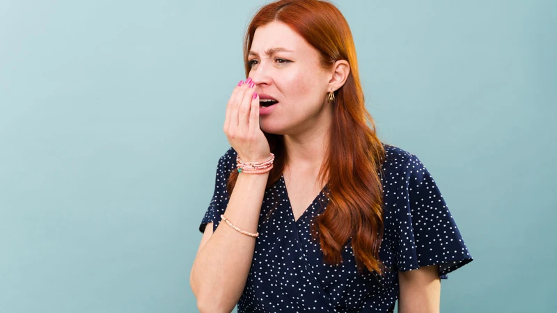 Vi khuẩn tích tụ trong mảng bám và cao răng khiến hơi thở trở nên khó chịu