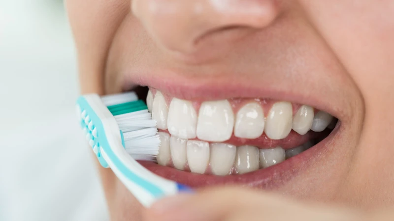 Để bảo vệ sức khỏe răng miệng, cần đánh răng 2-3 lần/ngày bằng bàn chải lông mềm
