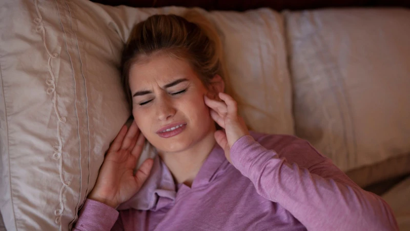 Sưng hàm có nhiều biểu hiện khác nhau, việc nắm rõ triệu chứng sẽ giúp bạn chủ động đi khám khi cần