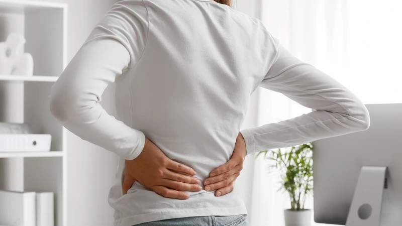 Khi Estrogen giảm kéo dài, quá trình mất xương diễn ra nhanh hơn, nguy cơ loãng xương cũng tăng cao