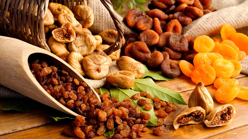 Người suy thận nên hạn chế sử dụng trái cây sấy khô, trái cây chế biến sẵn hoặc trái cây đóng hộp