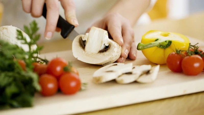 Tăng cường rau xanh, trái cây, ngũ cốc nguyên hạt và protein nạc