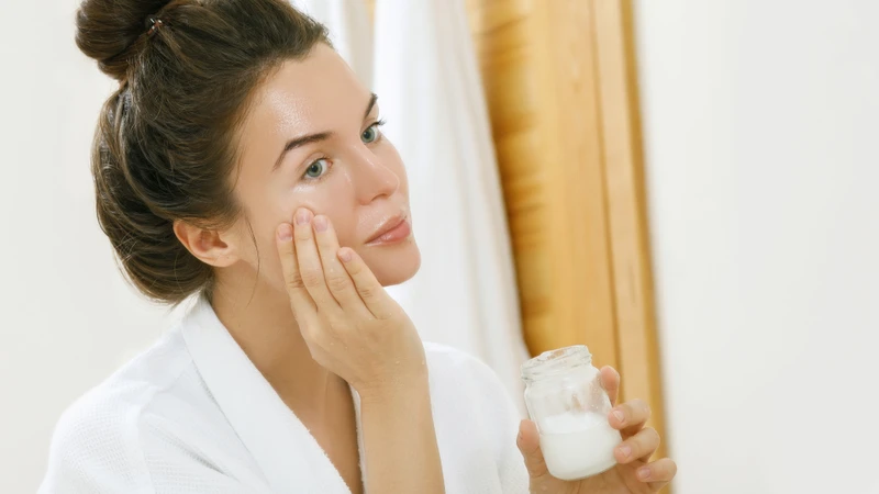 Dầu dừa có thể dùng để tẩy trang, dưỡng ẩm, làm mặt nạ và massage da mặt