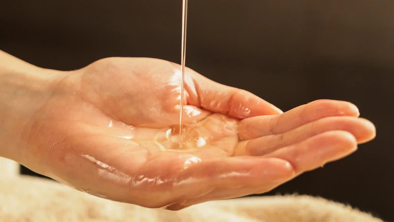 Dầu dừa chứa các hợp chất chống oxy hóa giúp duy trì sự tươi trẻ và đàn hồi cho da