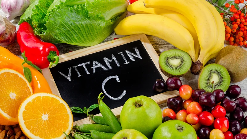 Bên cạnh kẽm cha mẹ cần bổ sung các chất dinh dưỡng khác đặc biệt là vitamin C để tăng sức đề kháng cho trẻ
