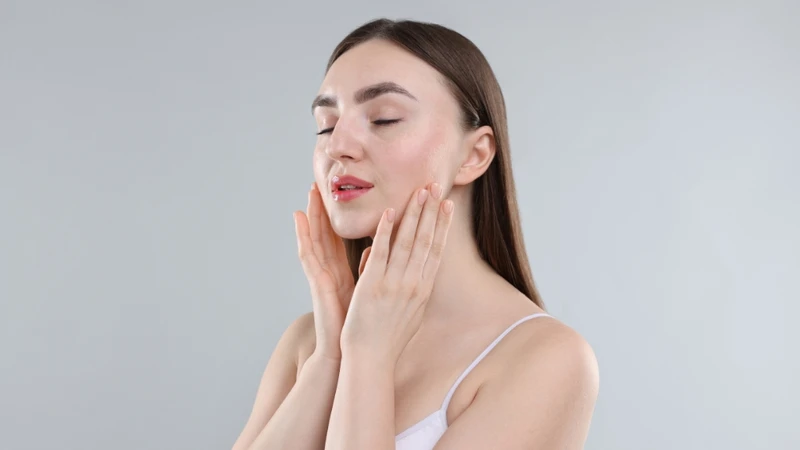 Lựu giàu chất chống oxy hóa giúp bảo vệ da, tăng collagen và giảm dấu hiệu lão hóa sớm
